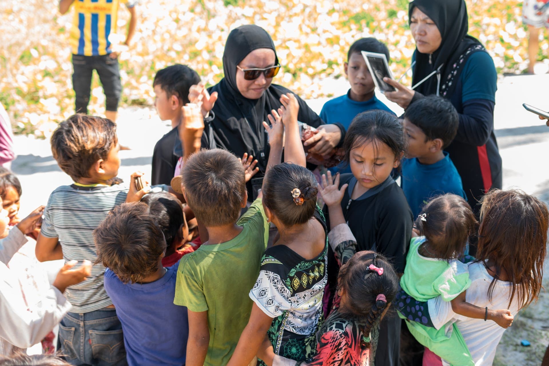 Sukarelawan bersama kanak-kanak
